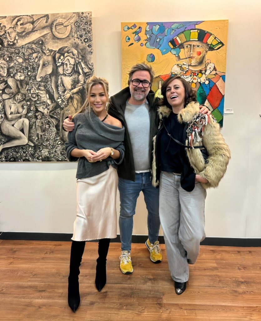 Tres personas posando en la exposición de Martín Garrido en Art Home