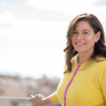 Miriam González, fundadora de España Mejor, sonriendo en una terraza.