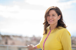 Miriam González, fundadora de España Mejor, sonriendo en una terraza.