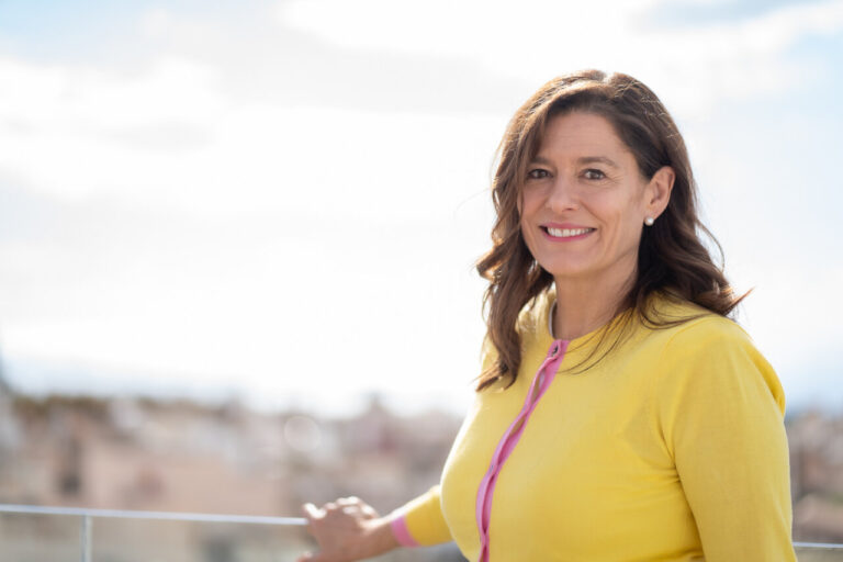 Miriam González, fundadora de España Mejor, sonriendo en una terraza.