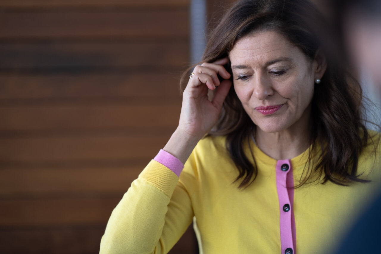 Miriam González reflexionando en una conferencia sobre política y ética