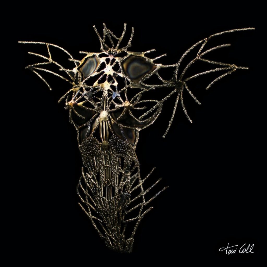 Escultura abstracta de Toni Coll con detalles intrincados en tonos oscuros.