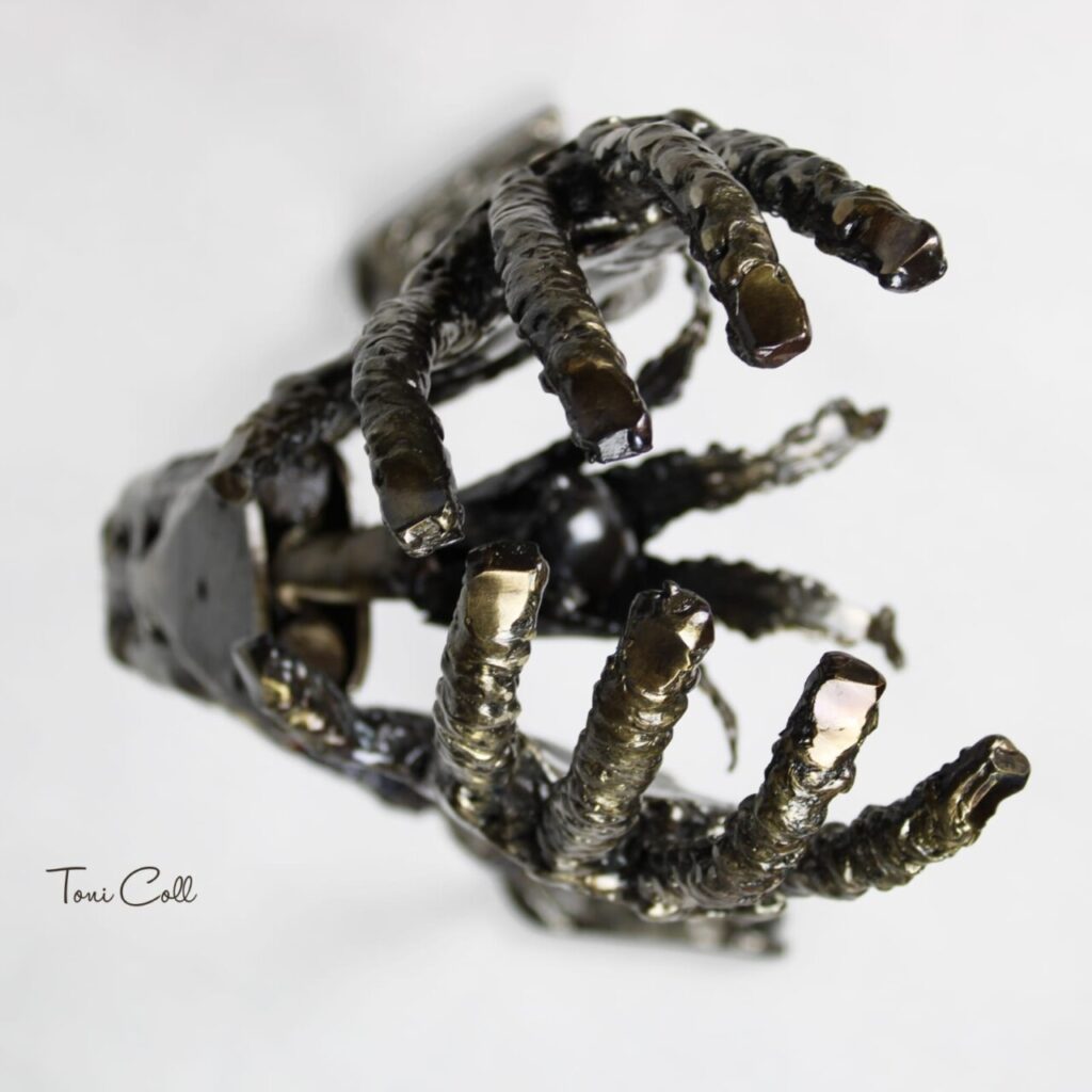 Escultura de manos en metal del artista Toni Coll
