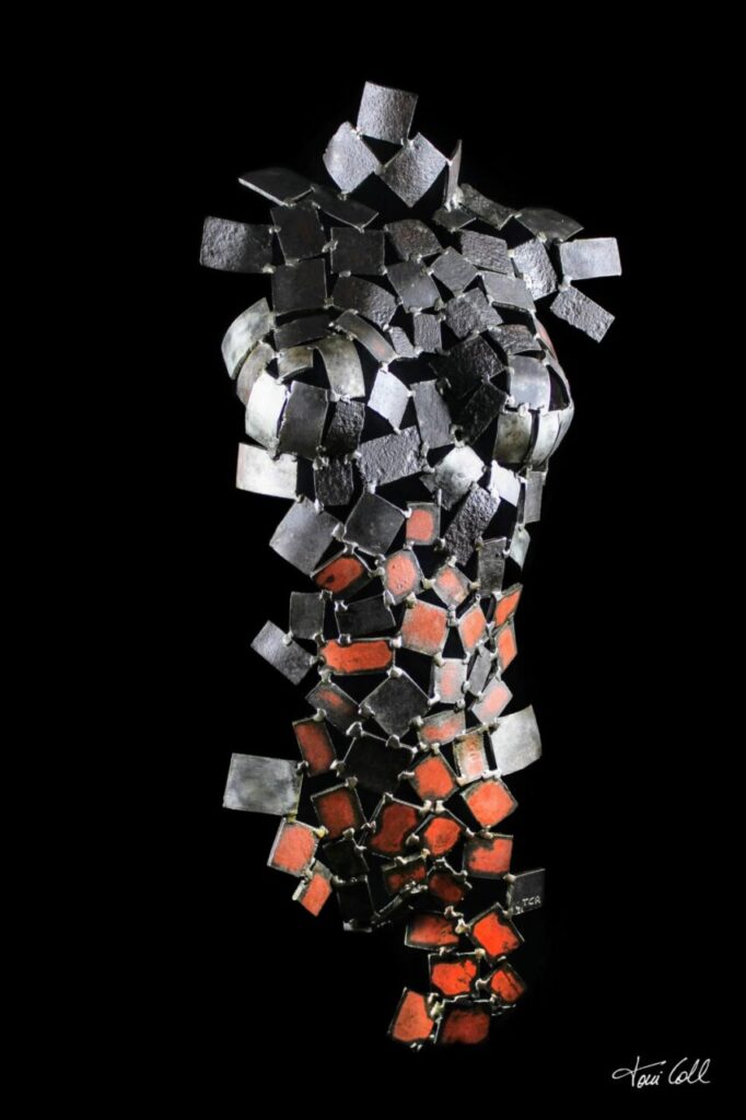 Escultura abstracta de metal creada por Toni Coll