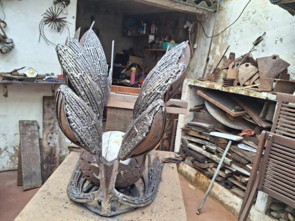 Escultura de metal con hojas en un taller de arte
