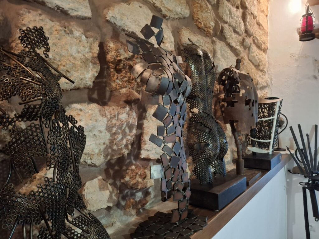 Esculturas de metal en exhibición del escultor Toni Coll