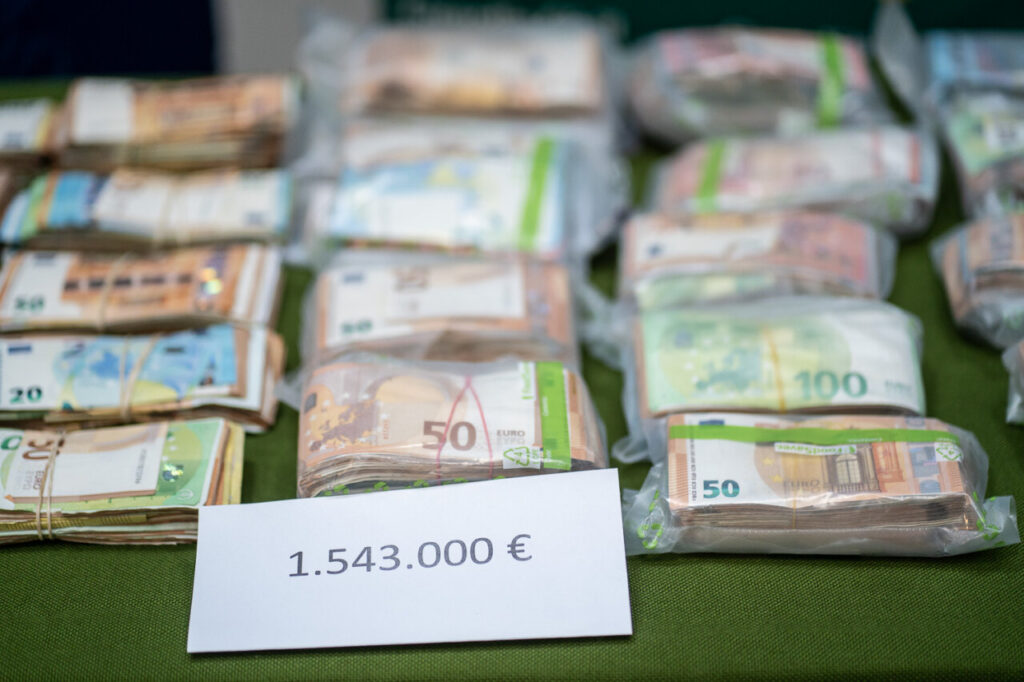 Billetes de euro organizados en paquetes sobre una mesa.