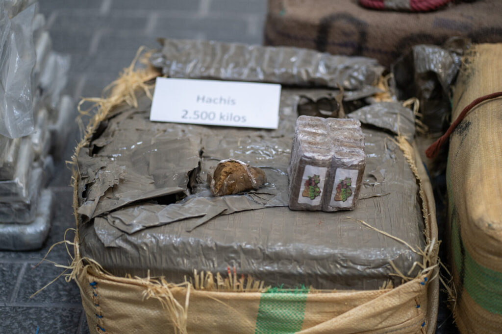 Paquete de hach&iacute;s de 2500 kilos en exhibici&oacute;n