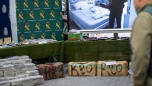 Exposición de materiales incautados por la Guardia Civil en una operación policial.
