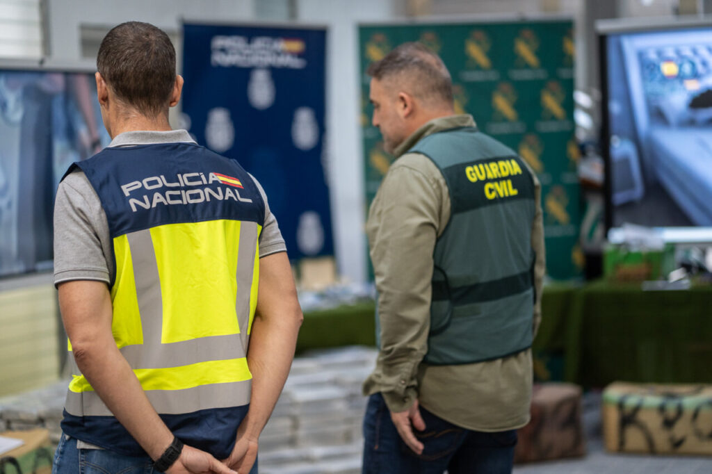 Dos agentes de polic&iacute;a observando una presentaci&oacute;n en un evento