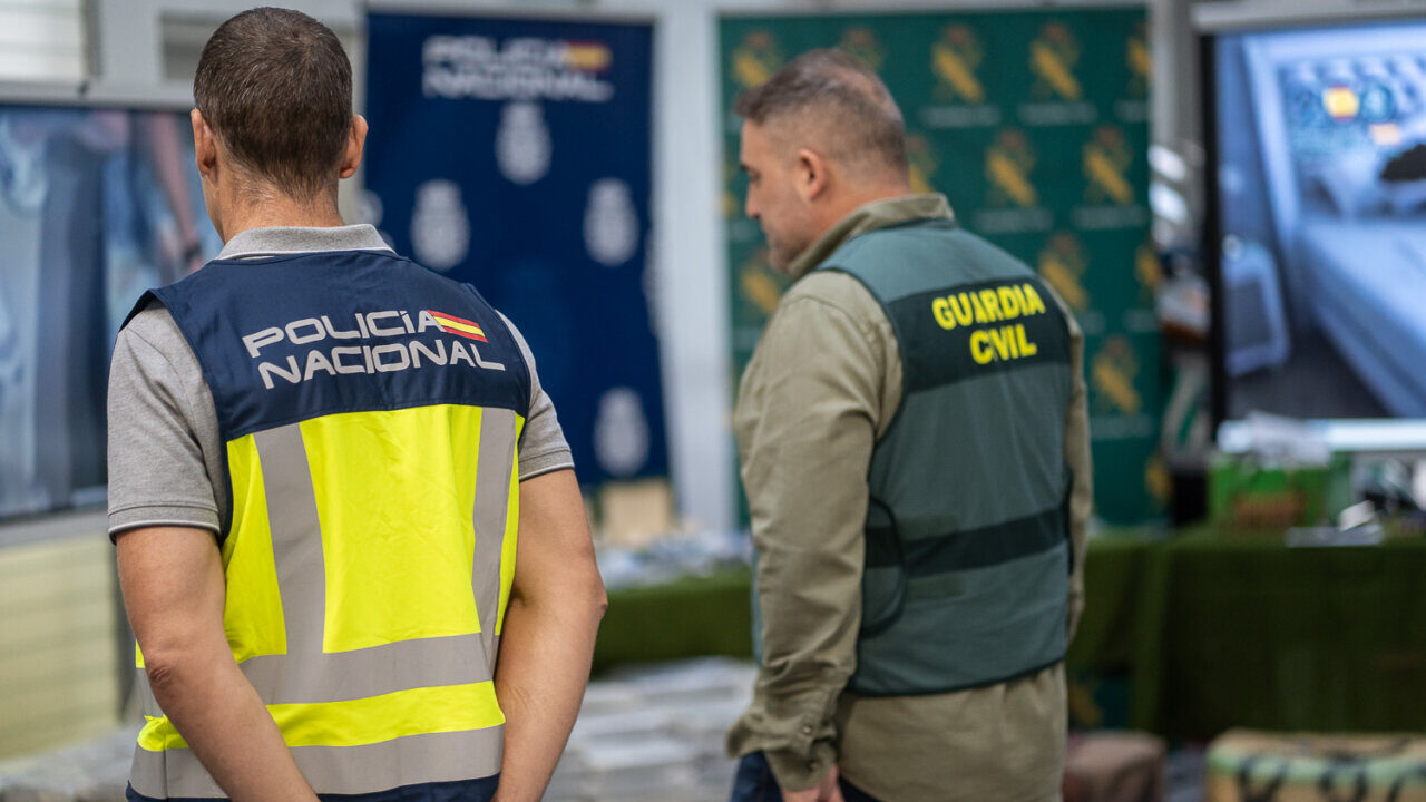 Dos agentes de policía observando una presentación en un evento