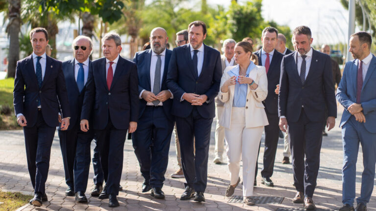 El ministro Puente y otros funcionarios recorriendo el Paseo Marítimo de Palma.
