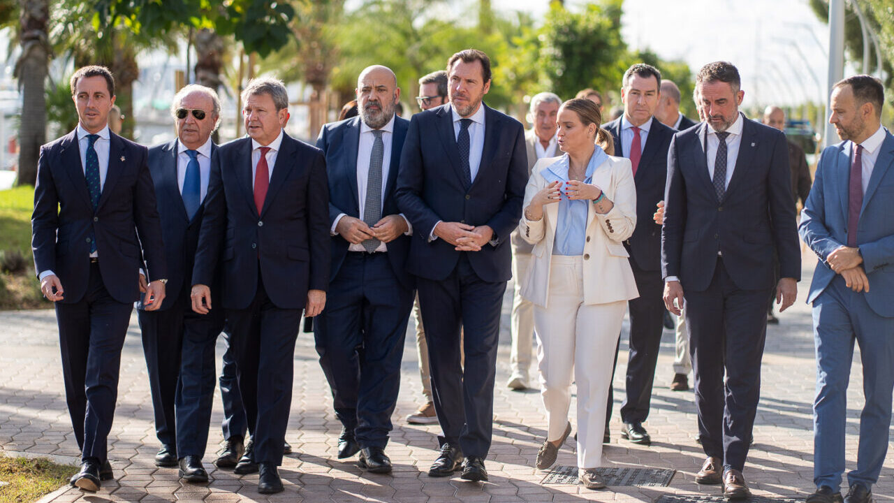 El ministro Puente y otros funcionarios recorriendo el Paseo Mar&iacute;timo de Palma.
