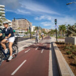 Ministro Puente recorriendo el Paseo Marítimo de Palma en bicicleta