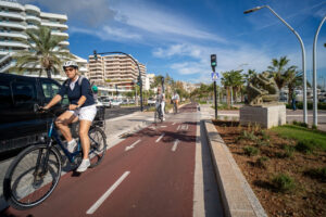 Ministro Puente recorriendo el Paseo Mar&iacute;timo de Palma en bicicleta
