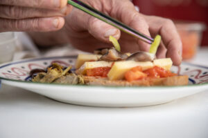 Pa amb oli mallorqu&iacute;n: as&iacute; se hace el cl&aacute;sico que nunca falla en Mallorca