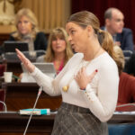 Prohens hablando en el parlamento durante una sesión de debate