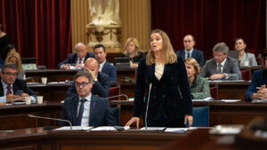 Marga Prohens hablando en el pleno del Parlament de Baleares