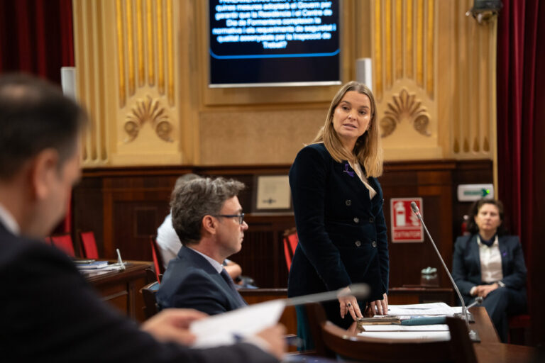 Marga Prohens hablando en el pleno del Parlament de Baleares.