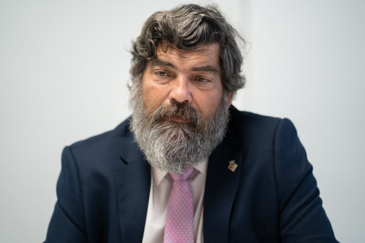 Retrato de Pedro Bestard con barba y traje oscuro