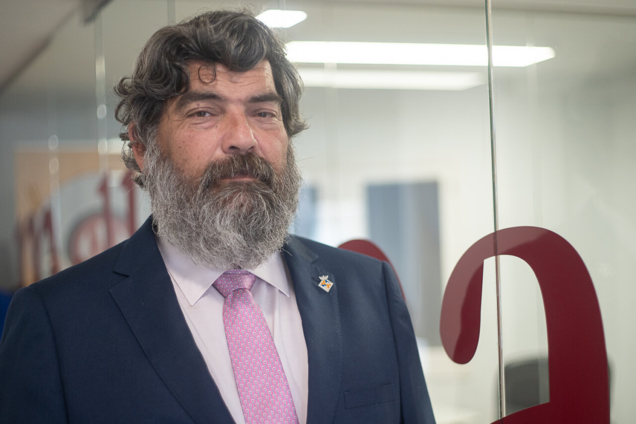 Retrato de Pedro Bestard en un entorno profesional