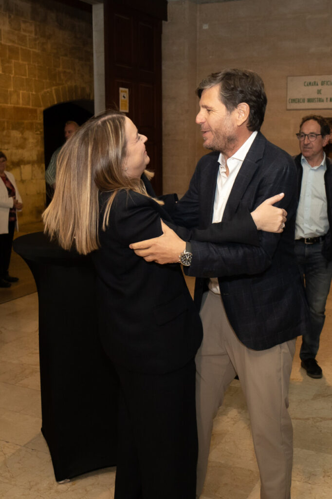 Dos personas abraz&aacute;ndose en un evento de premiaci&oacute;n en Mallorca.