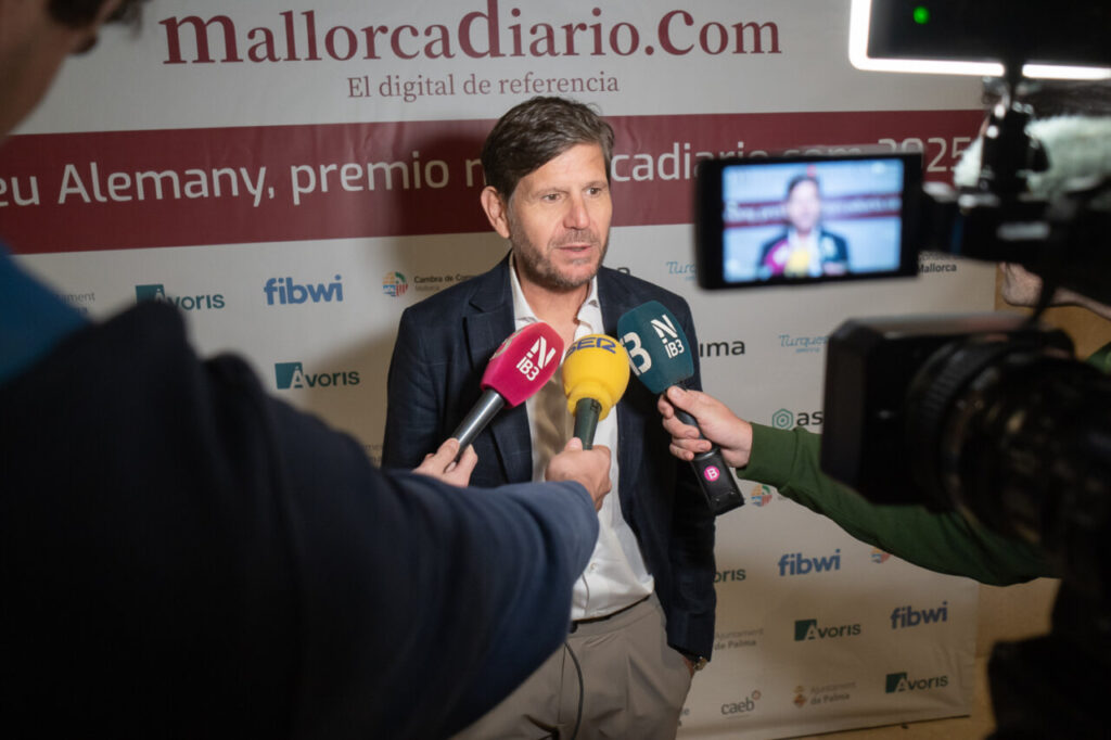 Entrevista a un hombre en el evento del Premio Mallorcadiario.