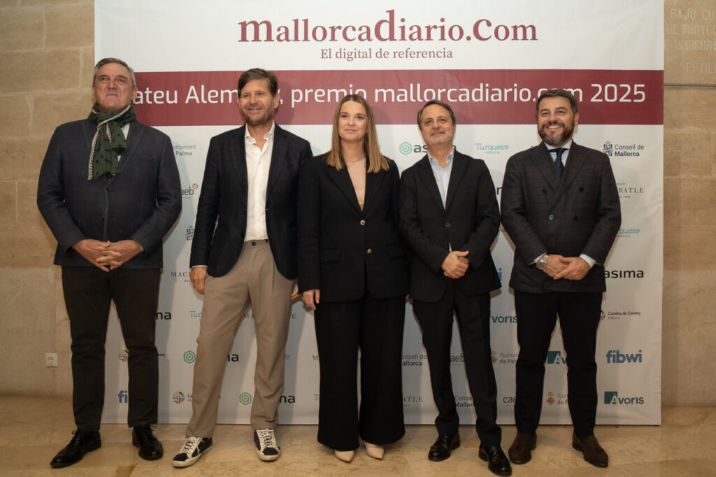 Grupo de personas en la ceremonia del Premio Mallorcadiario 2025