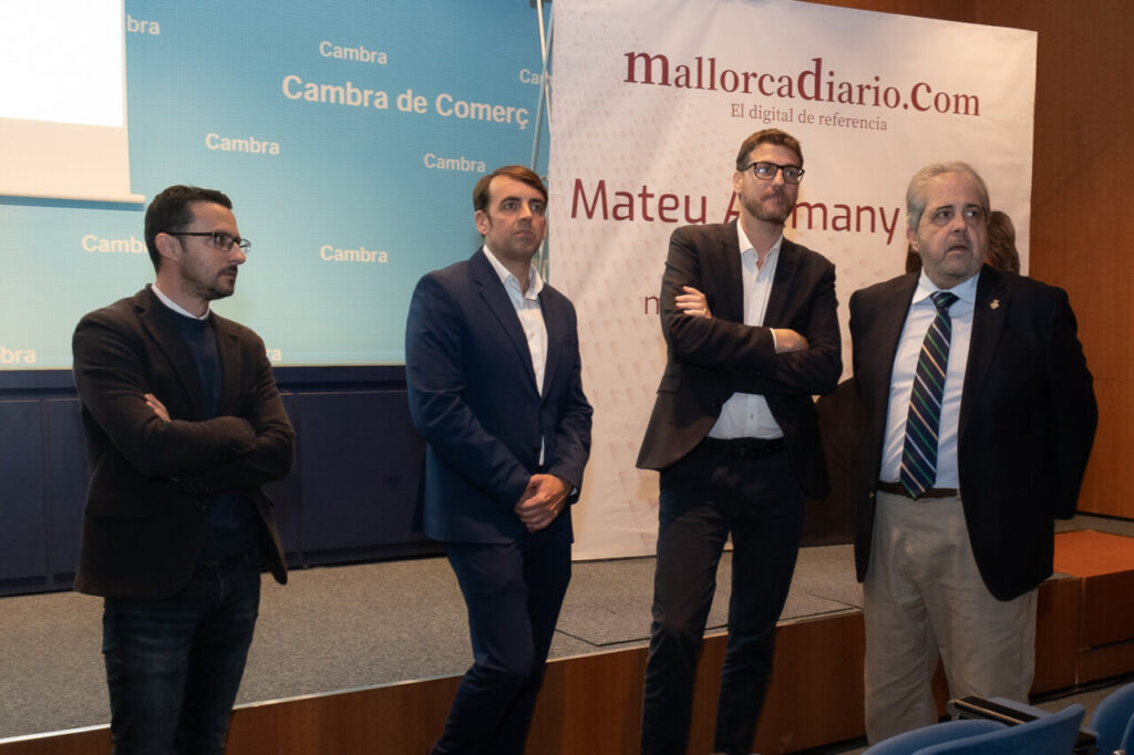 Cuatro personas en un evento de premiaci&oacute;n en Mallorca.