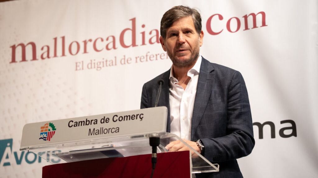 Persona hablando en un evento de premios en Mallorca.