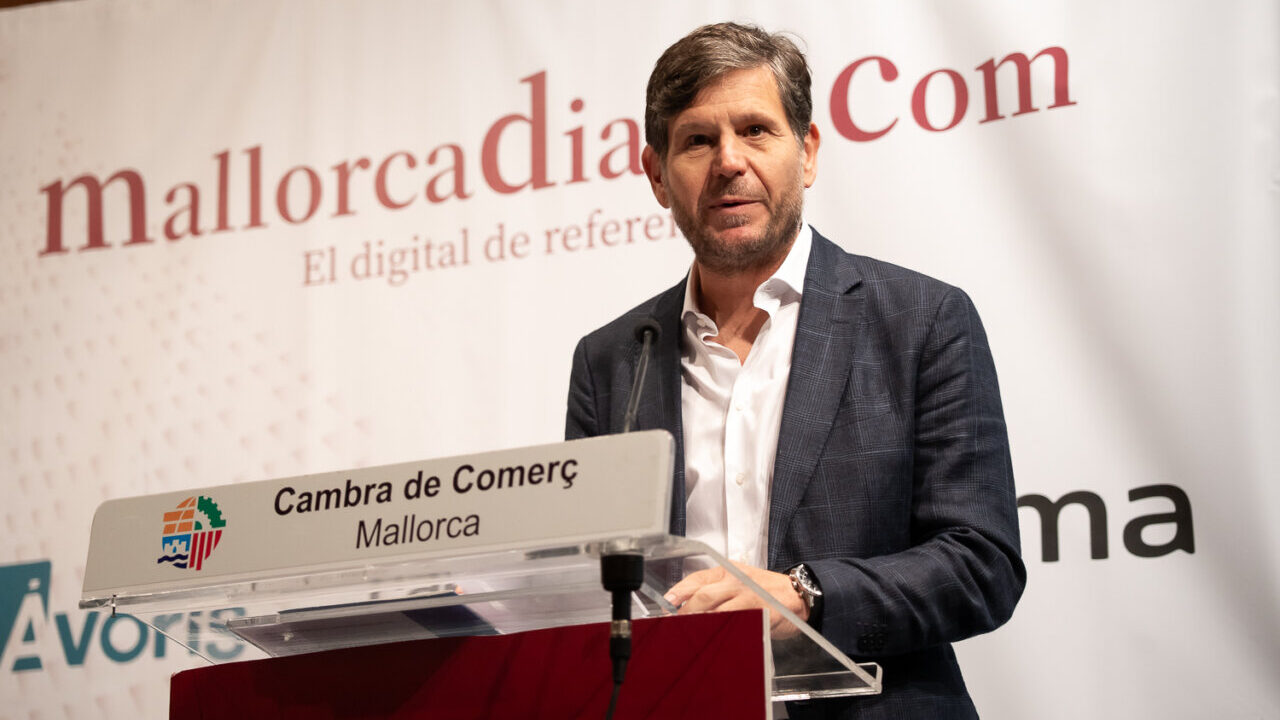 Persona hablando en un evento de premios en Mallorca.