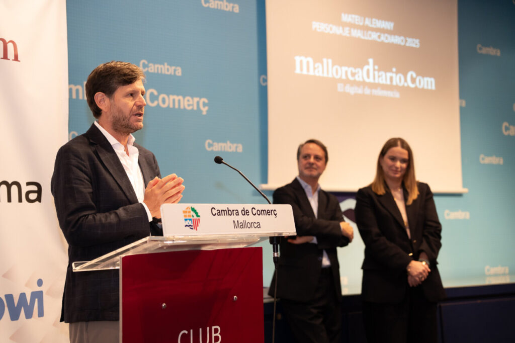 Mateu Alemany interviene en presencia de José María Castro y Marga Prohens.