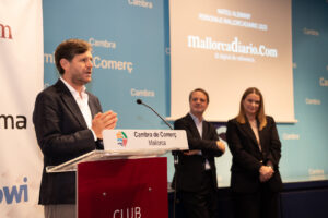 Mateu Alemany interviene en presencia de José María Castro y Marga Prohens.