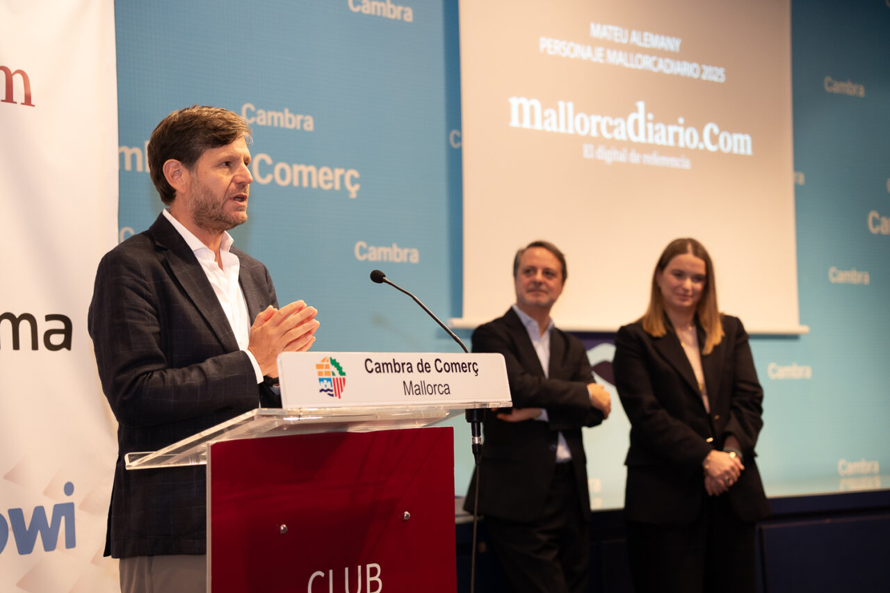 Mateu Alemany interviene en presencia de José María Castro y Marga Prohens.