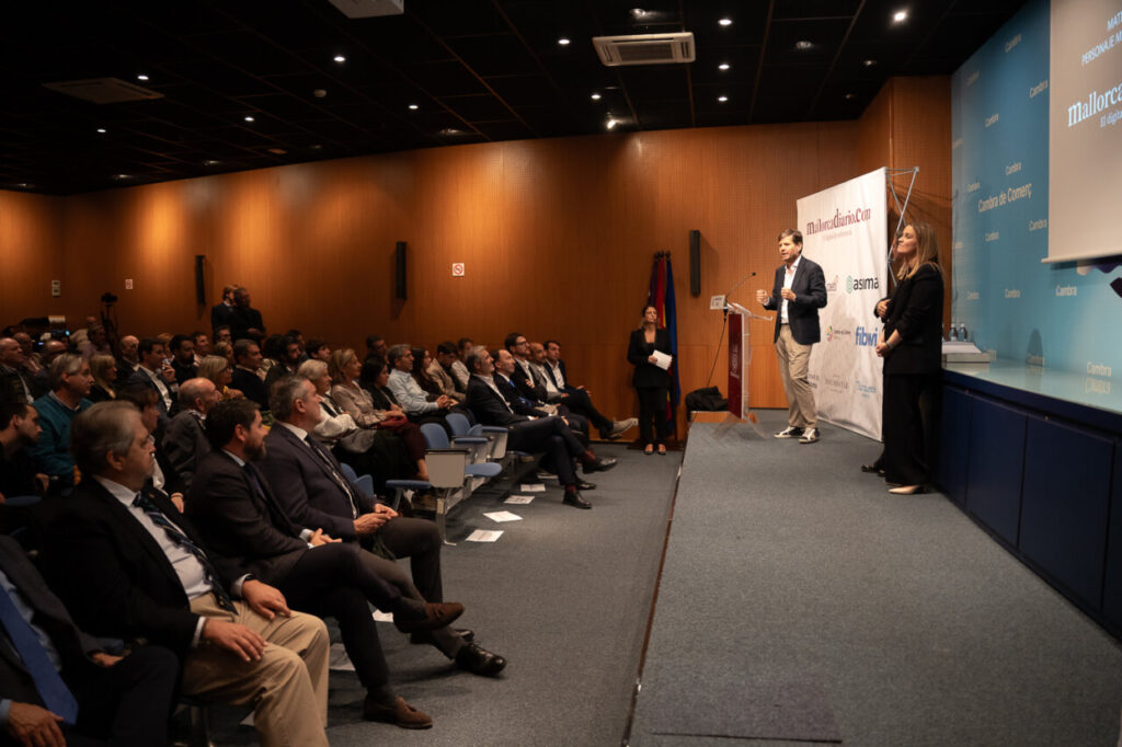 Ceremonia de entrega del Premio Mallorcadiaro con p&uacute;blico atento