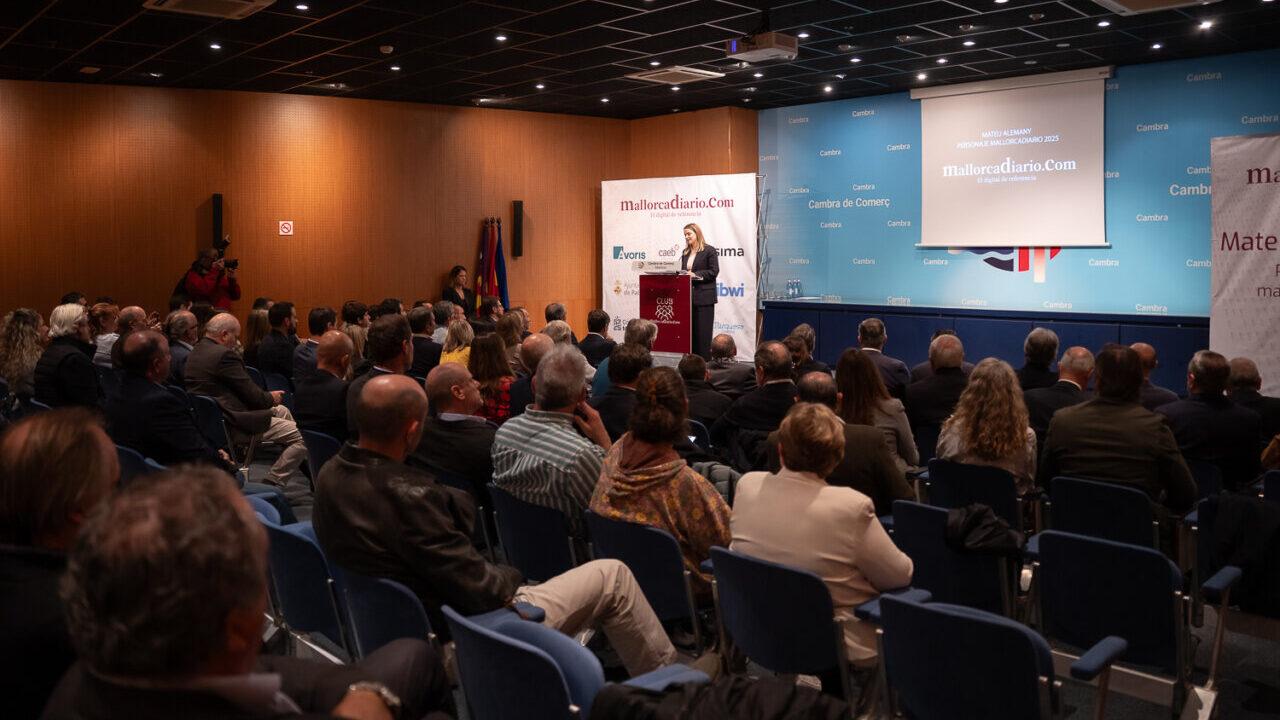 Ceremonia del Premio Mallorcadiario con asistentes en el auditorio.