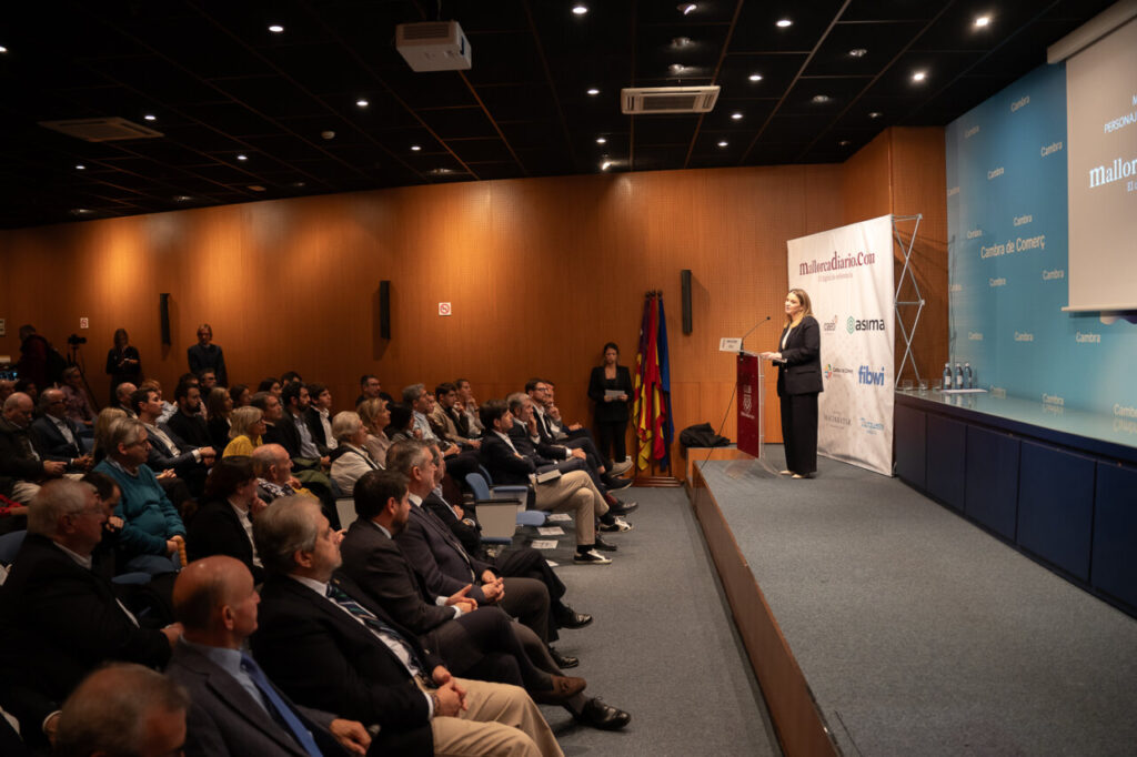 Evento de entrega del Premio Mallorcadiario con oradora en el escenario.