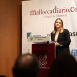 Mujer hablando en un evento de premiación en Mallorca.