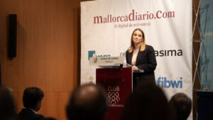 Mujer hablando en un evento de premiación en Mallorca.
