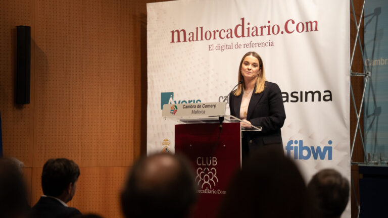 Mujer hablando en un evento de premiación en Mallorca.
