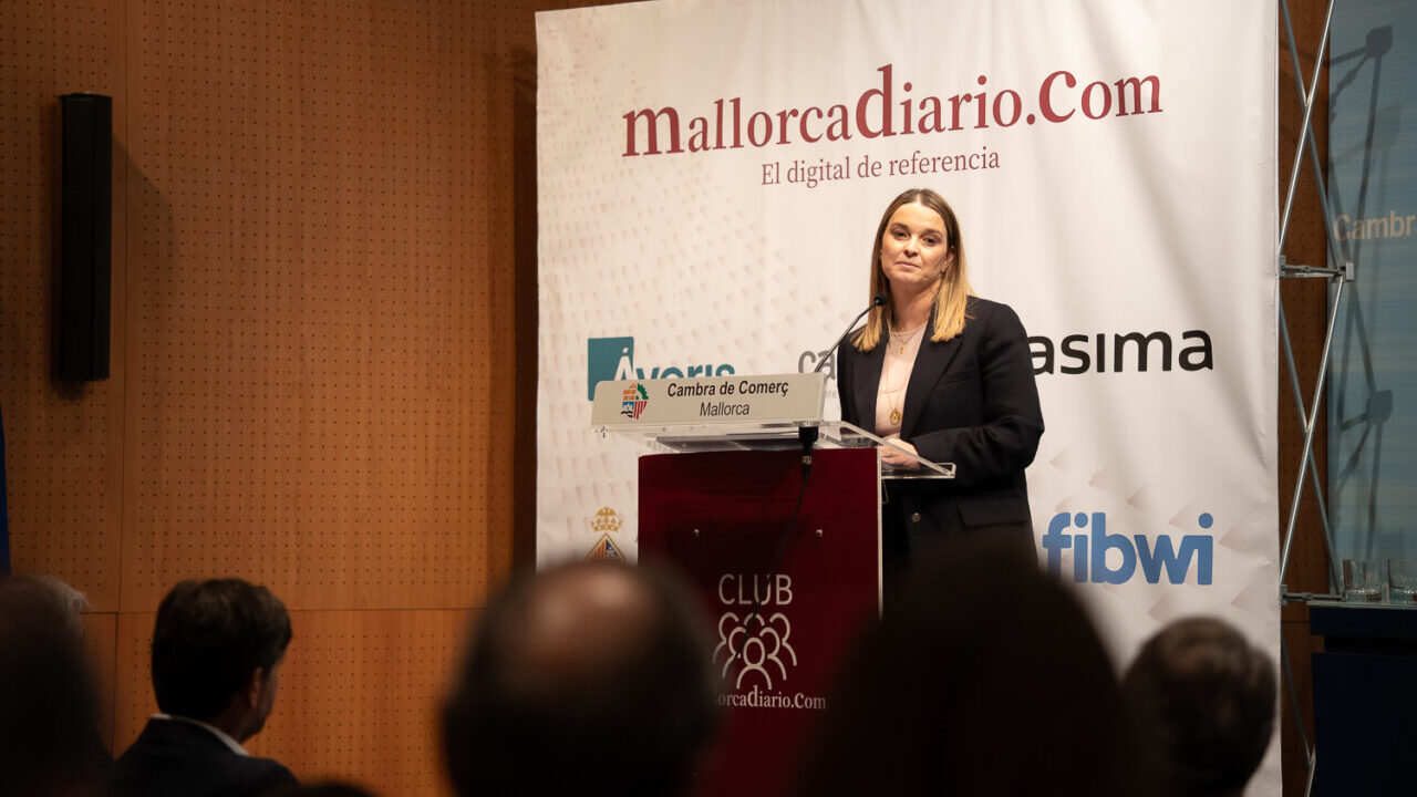Mujer hablando en un evento de premiaci&oacute;n en Mallorca.