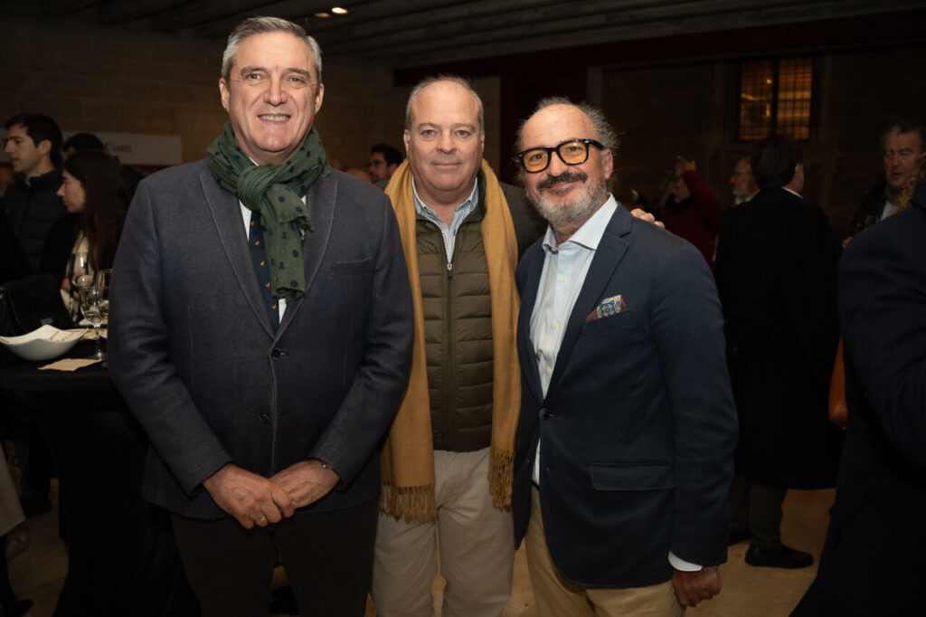 Tres hombres posando en un evento social en Mallorca