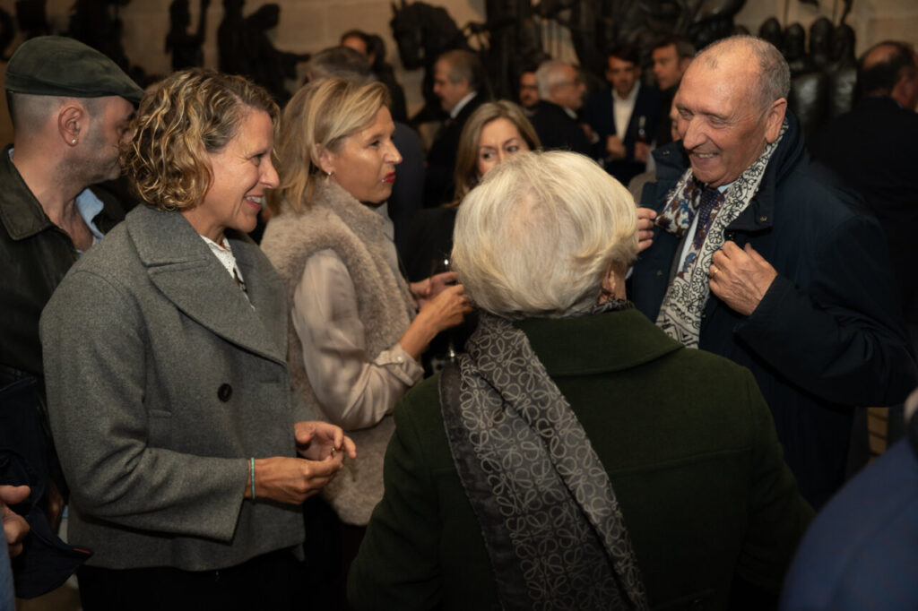 Grupo de personas conversando en un evento social