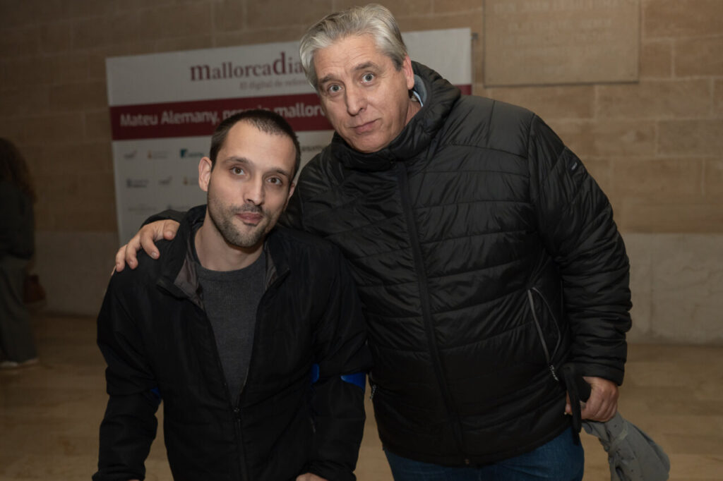 Dos hombres posando en un evento de premios en Mallorca.