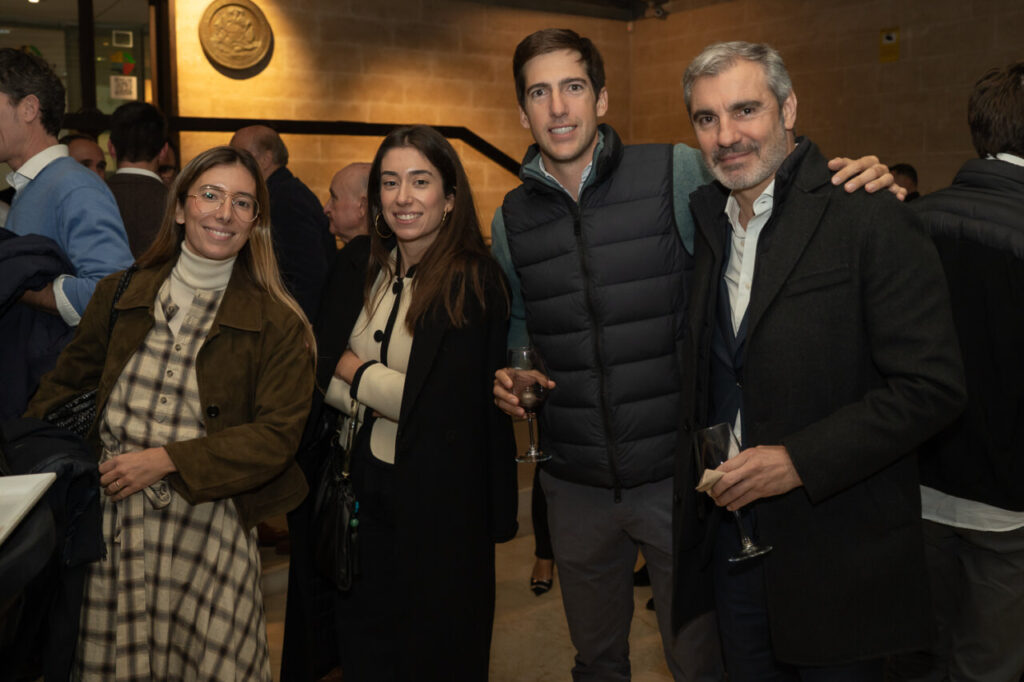 Grupo de personas en un evento social en Mallorca