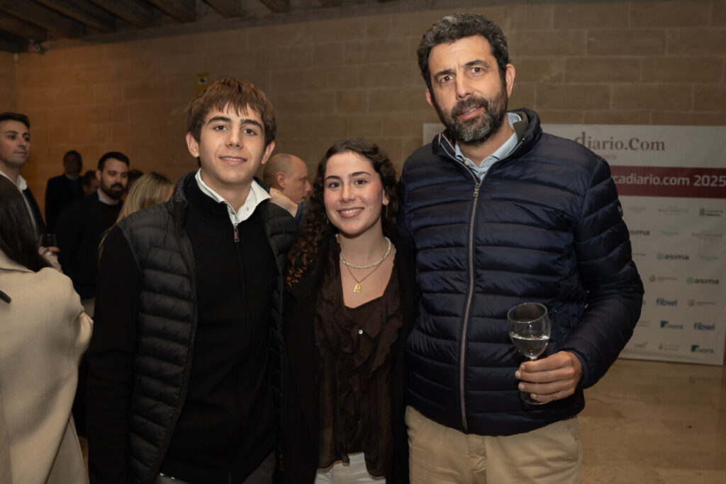 Tres personas posando en un evento social en Mallorca.