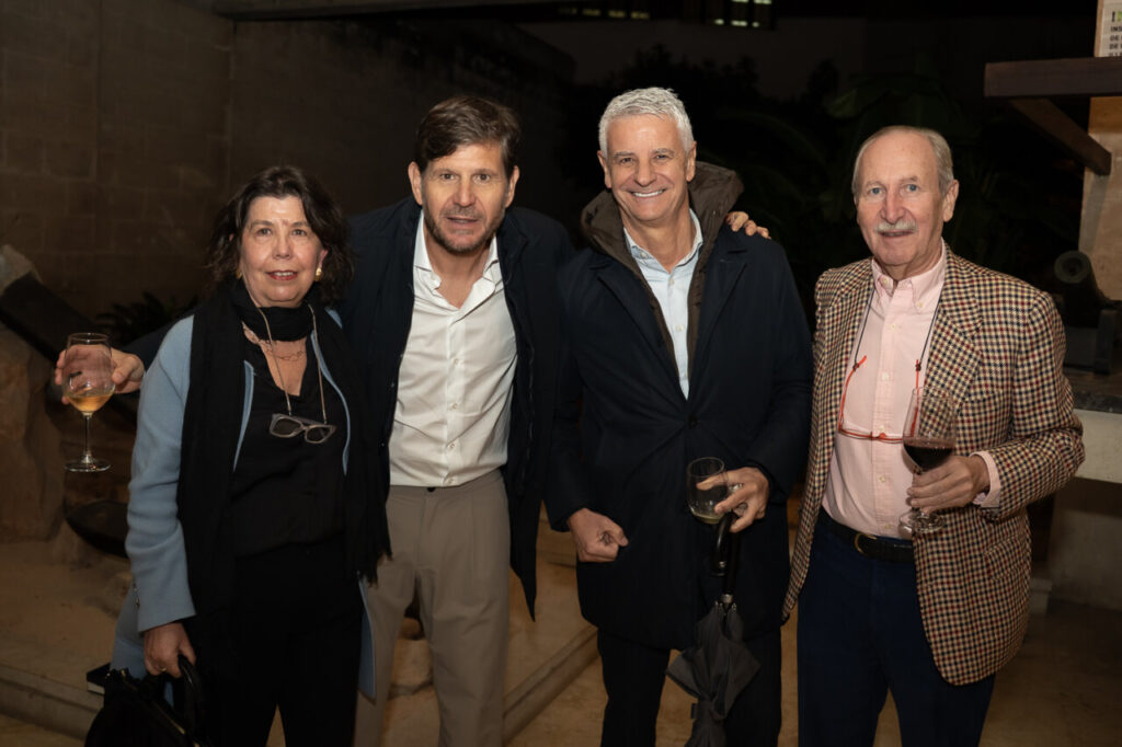 Cuatro personas posando en un evento social en Mallorca.
