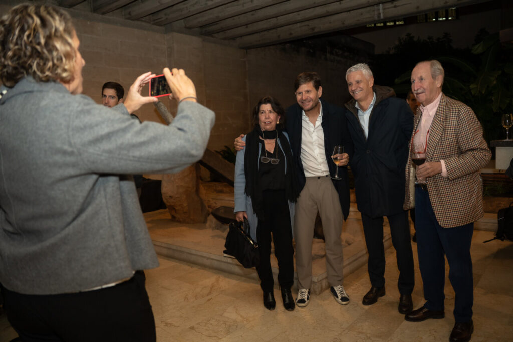 Grupo de personas posando en un evento social en Mallorca.