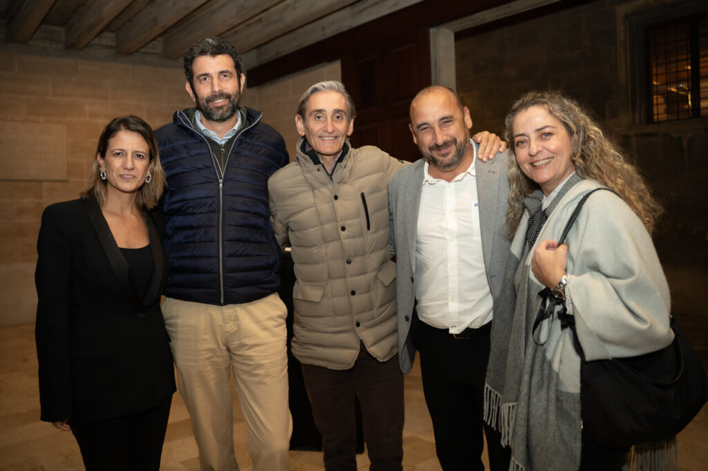 Grupo de personas posando en un evento de premiaci&oacute;n en Mallorca.