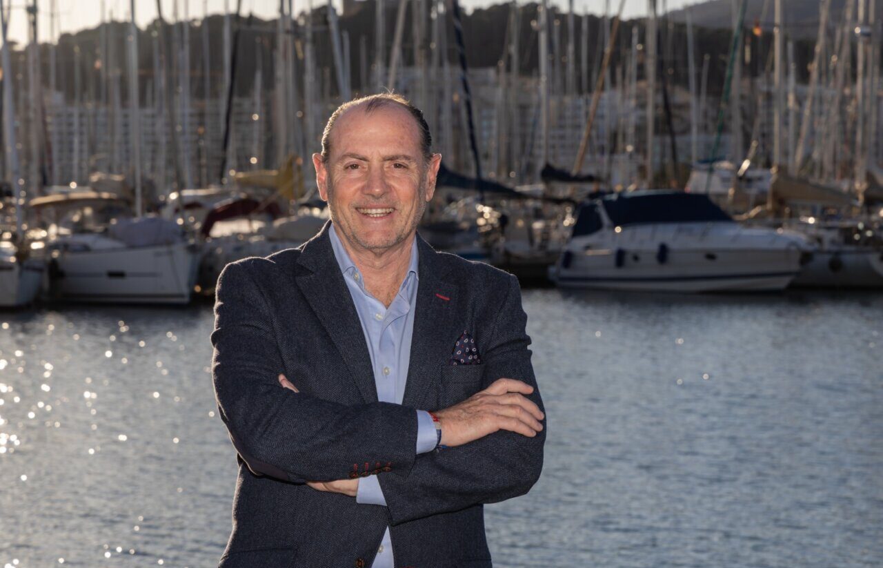 Rafa Gil posando frente al puerto con veleros de fondo